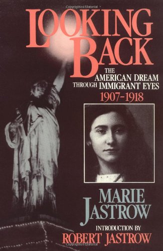 Beispielbild für Looking Back: The American Dream Through Immigrant Eyes 1907-1918 zum Verkauf von Faith In Print