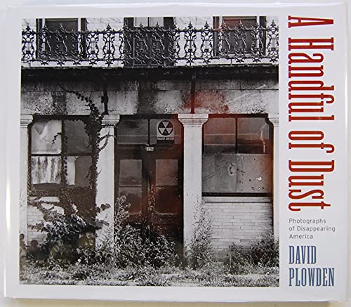 9780393060331: A Handful of Dust: Photographs Of Disappearing America