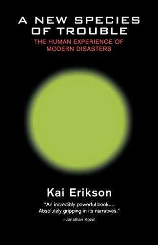 Beispielbild fr A New Species of Trouble: The Human Experience of Modern Disasters zum Verkauf von BooksRun