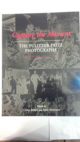 Imagen de archivo de Capture the Moment : The Pulitzer Prize Photographs a la venta por Better World Books