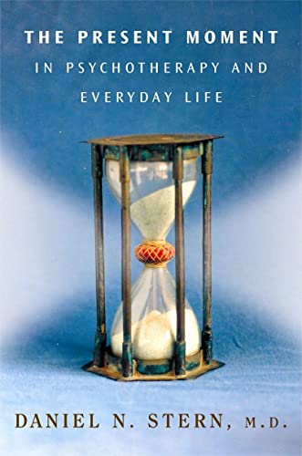 9780393704297: The Present Moment in Psychotherapy and Everyday Life: 0