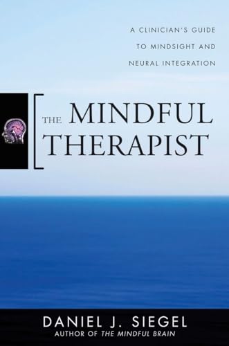 Beispielbild fr The Mindful Therapist: A Clinician's Guide to Mindsight and Neural Integration (Norton Series on Interpersonal Neurobiology) zum Verkauf von Books From California