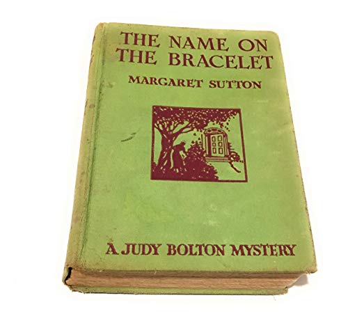 9780394581354: The name on the bracelet (a Judy Bolton mystery)