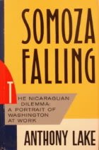 Imagen de archivo de Somoza Falling : A Case Study in the Making of U. S. Foreign Policy a la venta por Better World Books