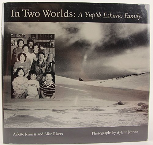 Beispielbild fr In Two Worlds : A Yup'ik Eskimo Family zum Verkauf von Better World Books