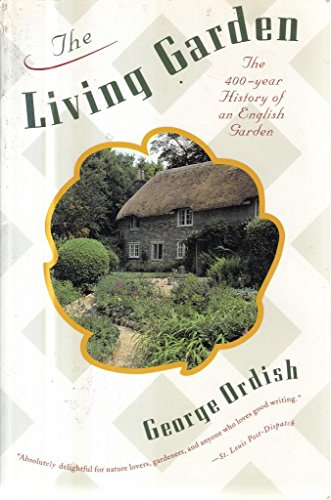 9780395637708: The Living Garden: The 400-Year History of an English Garden