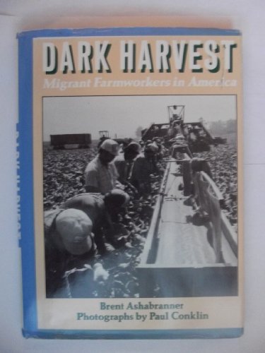 Beispielbild fr Dark Harvest : Migrant Farmworkers in America zum Verkauf von Better World Books