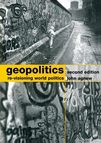 Beispielbild fr Geopolitics: Re-visioning World Politics zum Verkauf von BooksRun