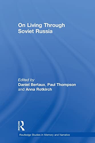 9780415859967: On Living Through Soviet Russia (Routledge Studies in Memory and Narrative)