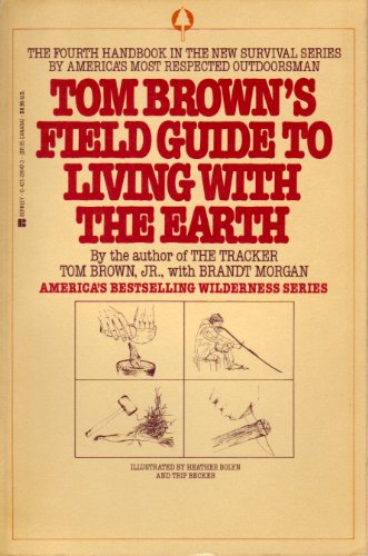 9780425072134: Tom Brown's Field Guide to Living with the Earth