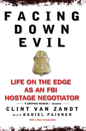 Imagen de archivo de Facing down Evil : Life on the Edge as an FBI Hostage Negotiator a la venta por Better World Books