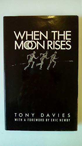 9780436124501: When the Moon Rises: An Escape Through Wartime Italy