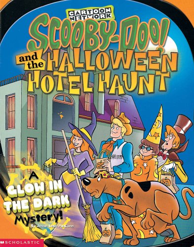 Beispielbild fr Scooby-Doo! and the Halloween Hotel Haunt: A Glow in the Dark Mystery! zum Verkauf von Gulf Coast Books