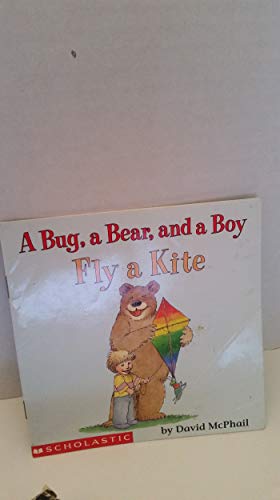 9780439130561: A Bug, a Bear, and a Boy Fly a Kite