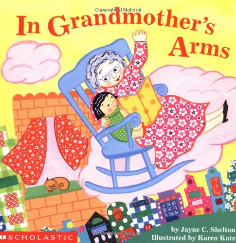 9780439213141: In Grandmother's Arms