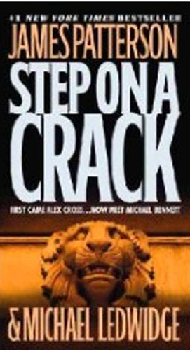 Imagen de archivo de Step on a Crack (Michael Bennett, 1) a la venta por Wonder Book