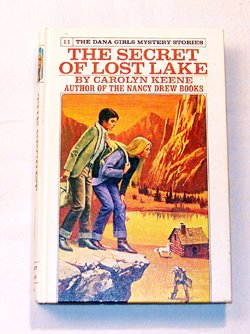 9780448090917: The Secret of the Lost Lake (Dana Girls Mysteries - Revised, 11)