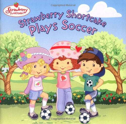 9780448432076: Strawberry Shortcake Plays Soccer (Strawberry Shortcake Reading Railroad)