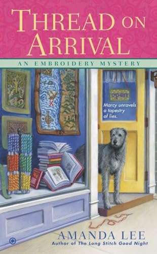 Thread on Arrival: An Embroidery Mystery (9780451238856) by Lee, Amanda