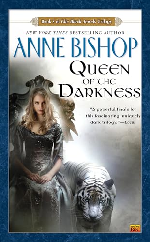 Beispielbild fr Queen of the Darkness: The Black Jewels Trilogy 3 zum Verkauf von SecondSale