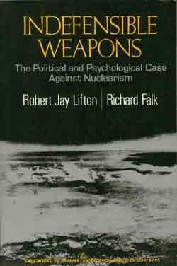 Beispielbild fr Indefensible Weapons : The Political and Psychological Case Against Nuclearism zum Verkauf von Better World Books