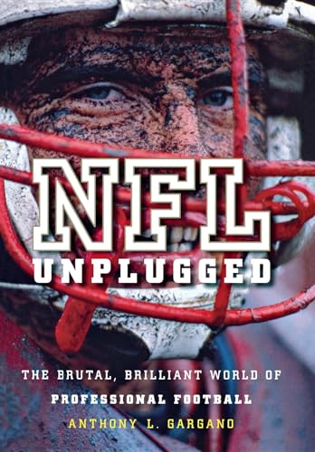 Imagen de archivo de NFL Unplugged : The Brutal, Brilliant World of Professional Football a la venta por Better World Books