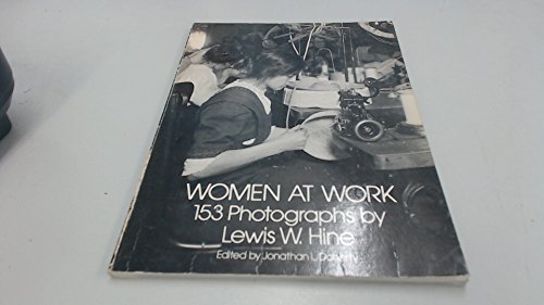 9780486241548: Women at Work: 153 Photographs by Lewis Hine