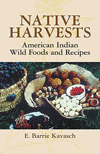 Imagen de archivo de Native Harvests: American Indian Wild Foods and Recipes a la venta por Fallen Leaf Books