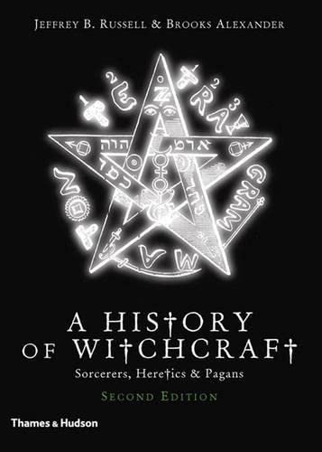 9780500286340: A History of Witchcraft: Sorcerers, Heretics & Pagans