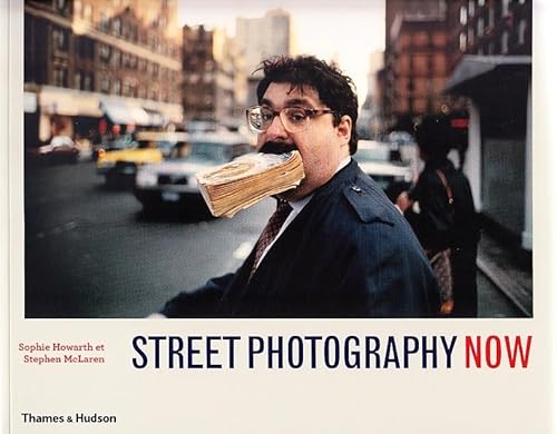 Beispielbild fr Street Photography Now : 301 Photographies En Couleurs Et En Noir Et Blanc zum Verkauf von RECYCLIVRE