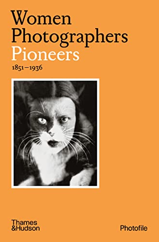 Stock image for Women Photographers. Pioneers, 1851-1936 for sale by Blackwell's