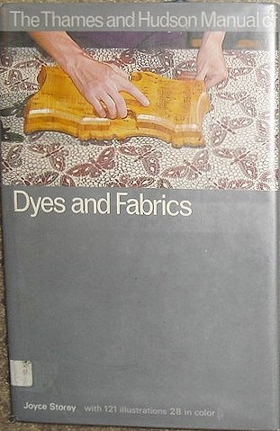 Imagen de archivo de The Thames and Hudson Manual of Dyes and Fabrics a la venta por Manchester By The Book