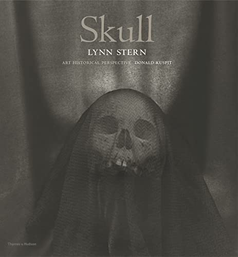 Beispielbild fr Skull: Lynn Stern zum Verkauf von HALCYON BOOKS