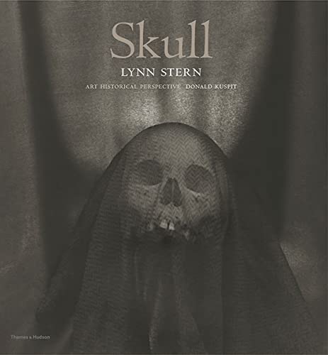 Imagen de archivo de Skull: Lynn Stern a la venta por HALCYON BOOKS