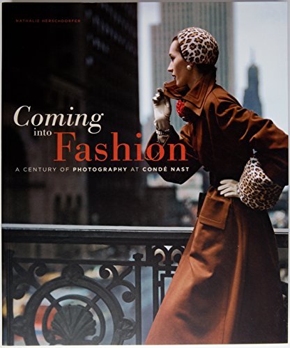 Imagen de archivo de Coming into fashion: a century of photography at conde nast a la venta por medimops