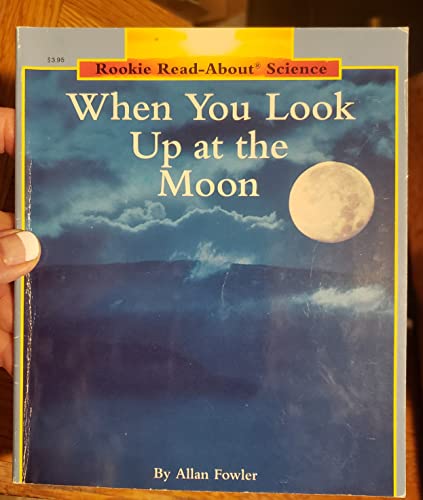 9780516060255: When You Look Up at the Moon (Rookie Read-About Science)