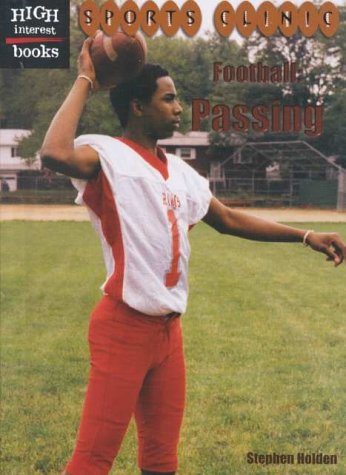Football: Passing (Sports Clinic) (9780516233642) by Stephen Holden