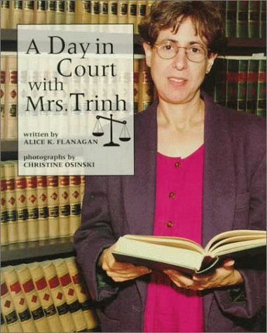 9780516262468: A Day in Court With Mrs. Trinh