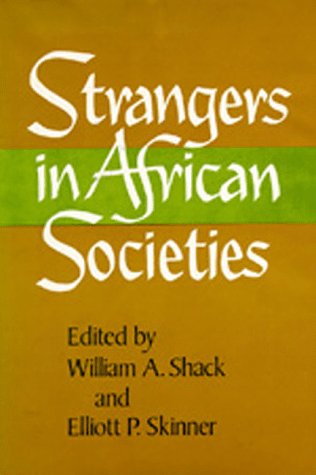 9780520038127: Strangers in African Soc (Paper)