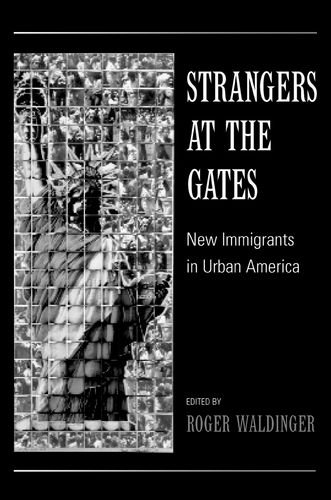 9780520230927: Strangers at the Gates: New Immigrants in Urban America