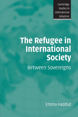 Imagen de archivo de The Refugee in International Society: Between Sovereigns (Cambridge Studies in International Relations, Series Number 106) a la venta por SecondSale