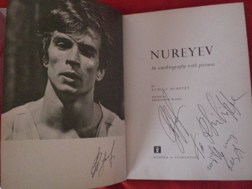 Imagen de archivo de Nureyev: An Autobiography with Pictures [Hardcover] Nureyev, Rudolf and Richard Avedon (photographs) a la venta por RUSH HOUR BUSINESS