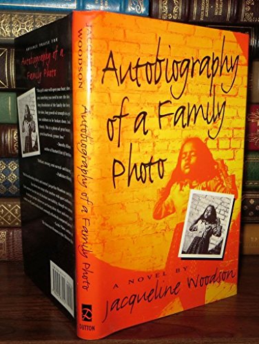 Beispielbild für Autobiography of a Family Photo: A Novel zum Verkauf von medimops