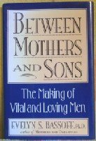 9780525938330: Between Mothers and Sons: The Making of Vital and Loving Men