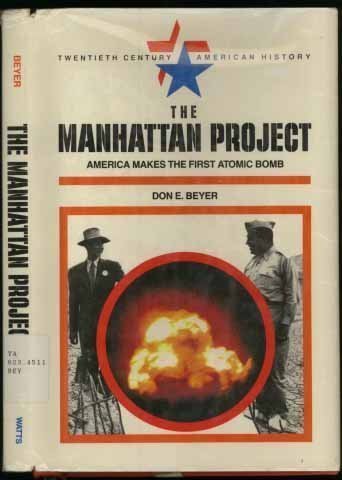 9780531110089: Manhattan Project: America Makes the First Atomic Bomb
