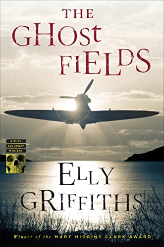 Stock image for The Ghost Fields (Ruth Galloway Mysteries) (Ruth Galloway Mysteries, 7) for sale by Decluttr