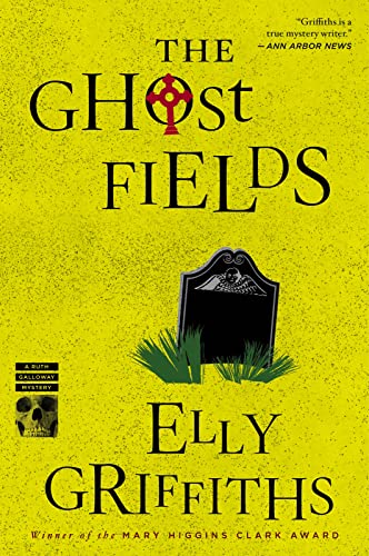 Imagen de archivo de The Ghost Fields (Ruth Galloway Mysteries) (Ruth Galloway Mysteries, 7) a la venta por Dream Books Co.