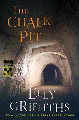 Imagen de archivo de The Chalk Pit (Ruth Galloway Mystery) a la venta por Dream Books Co.