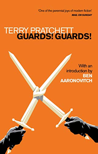 Beispielbild fr Guards! Guards!: Introduction by Ben Aaronovitch (Discworld Novels, 8) zum Verkauf von WorldofBooks