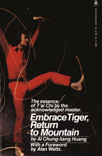 Imagen de archivo de EMBRACE TIGER, RETURN TO MOUNTAIN : The Essence of Tai Chi a la venta por ThriftBooks-Atlanta